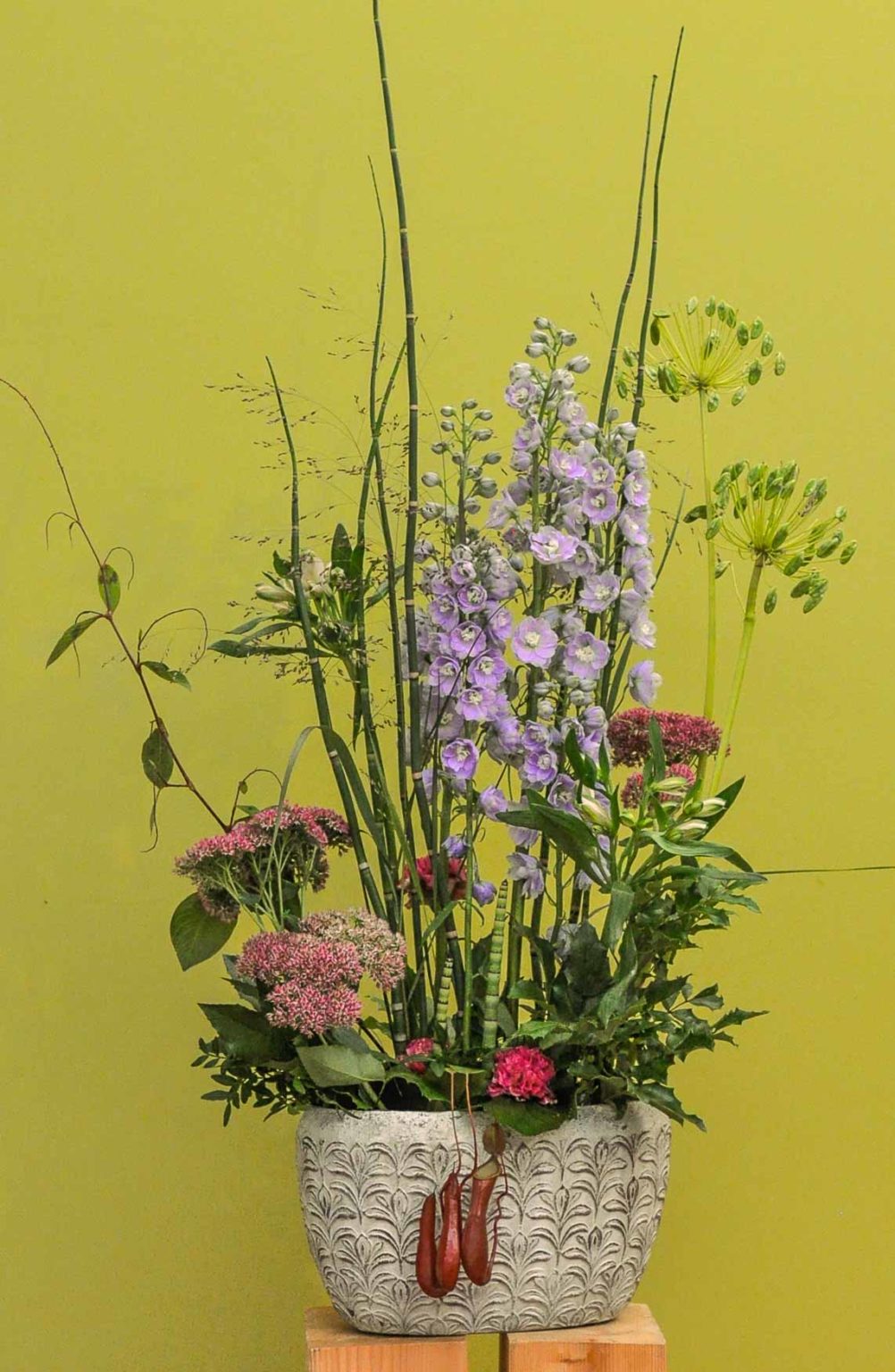 arrangement en hauteur de grande fleurs bleu pour l'accueil