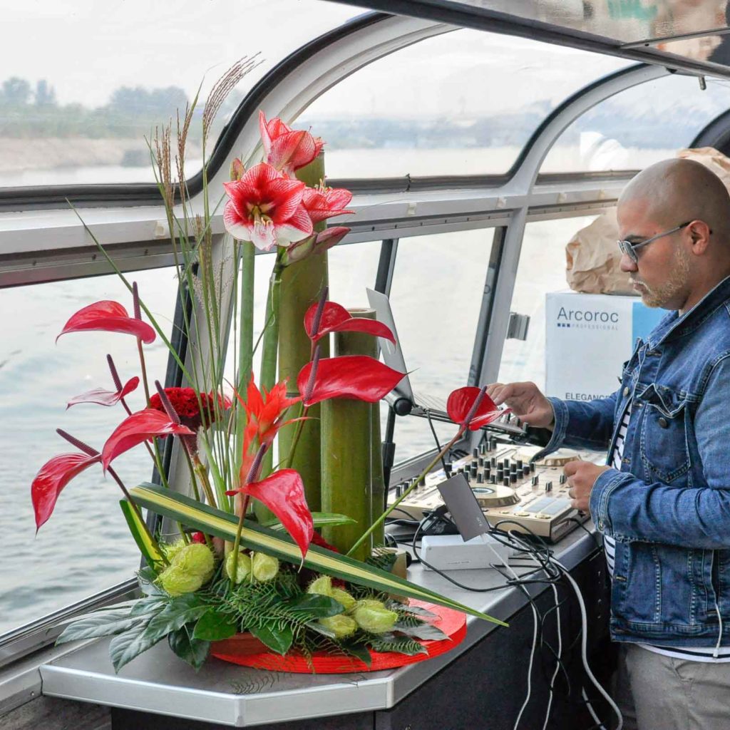 Arrangement en hauteur de fleurs exotique