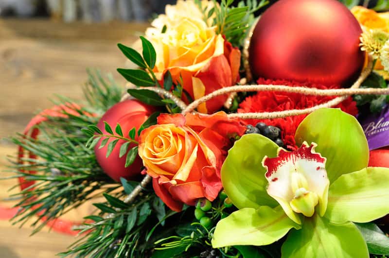 Composition de fleurs et boules pour la période de Noël