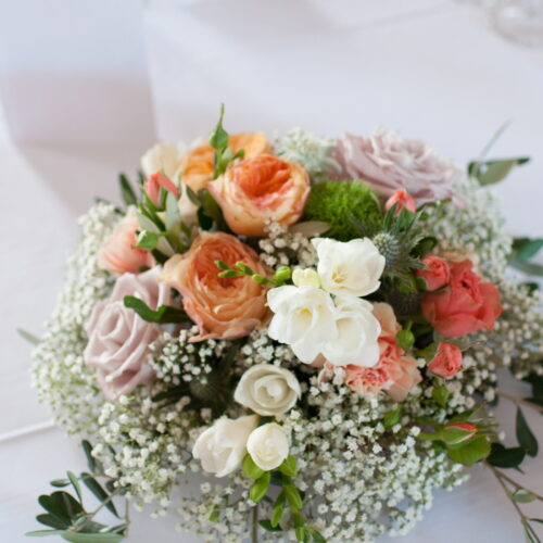 centre de table de fleur blanche et saumon