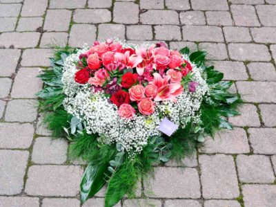 Grand Coeur de fleurs blanche et rouge pour l'hommage à un défunt