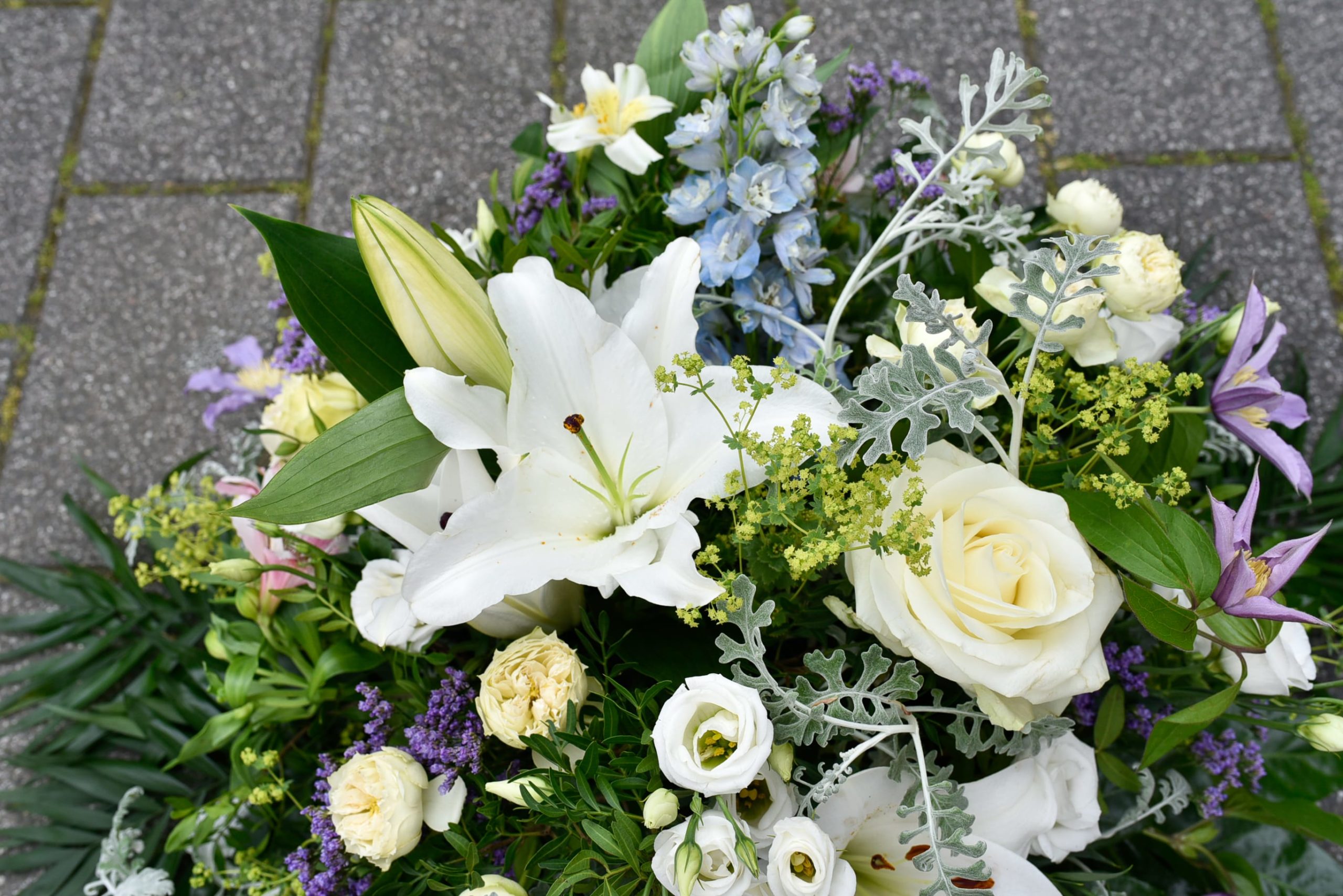 coussins fleurs en feutre blanc - Marie Claire