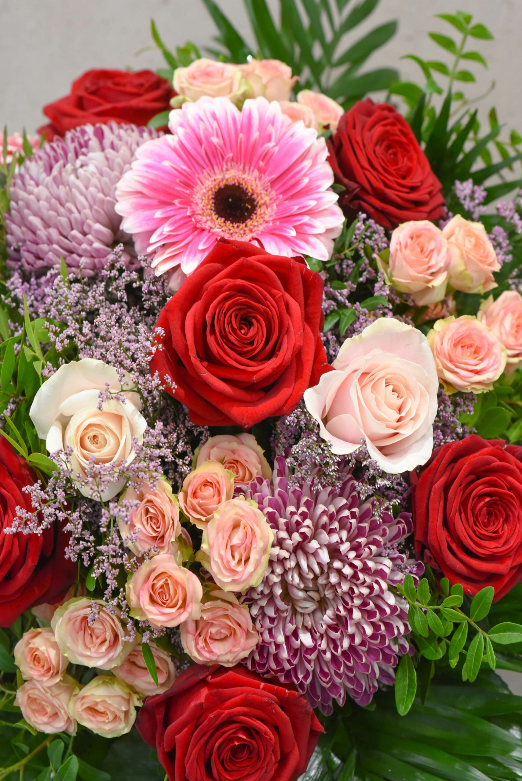 https://blumstein-fleuristes.com/wp-content/uploads/2023/04/Bouquetrond-de-fleurs-rouge-et-rose_-2-scaled.jpg