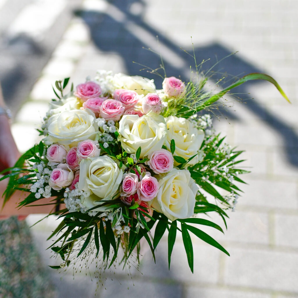 Bouquet de marié de petites roses mini eden et roses blanche_