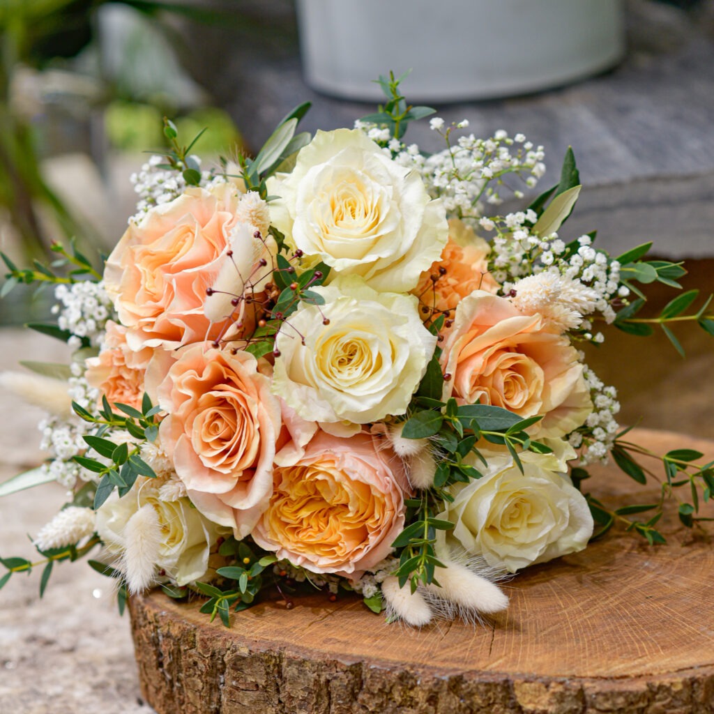 bouquet de marié de rose sable et blanche_