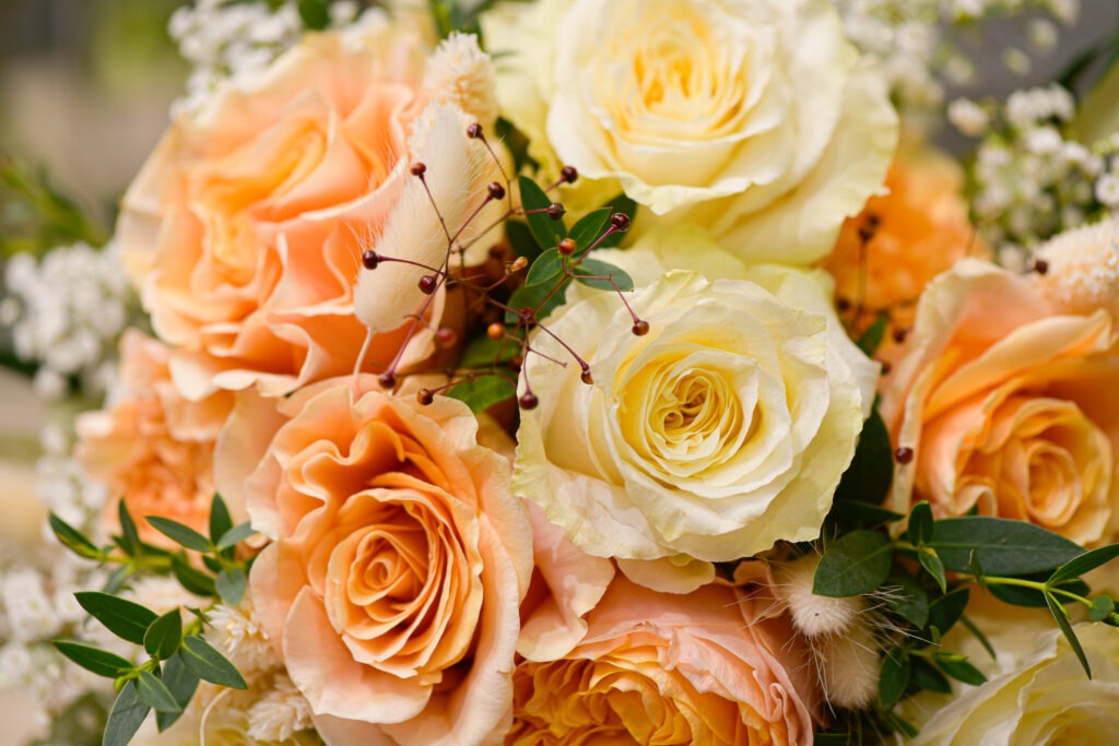 bouquet de marié de rose sable et blanche_-2
