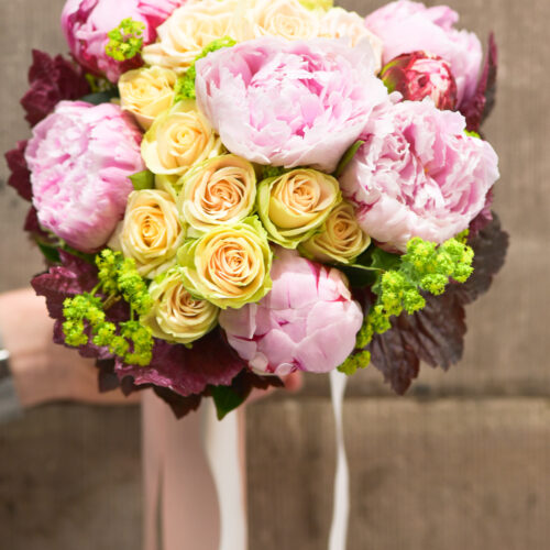 Bouquet de marié de pivoine et rose ramifier_