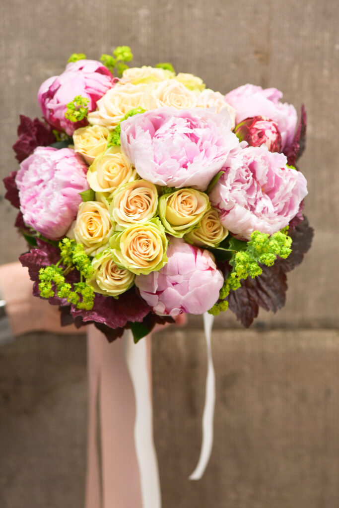Bouquet de marié de pivoine et rose ramifier_