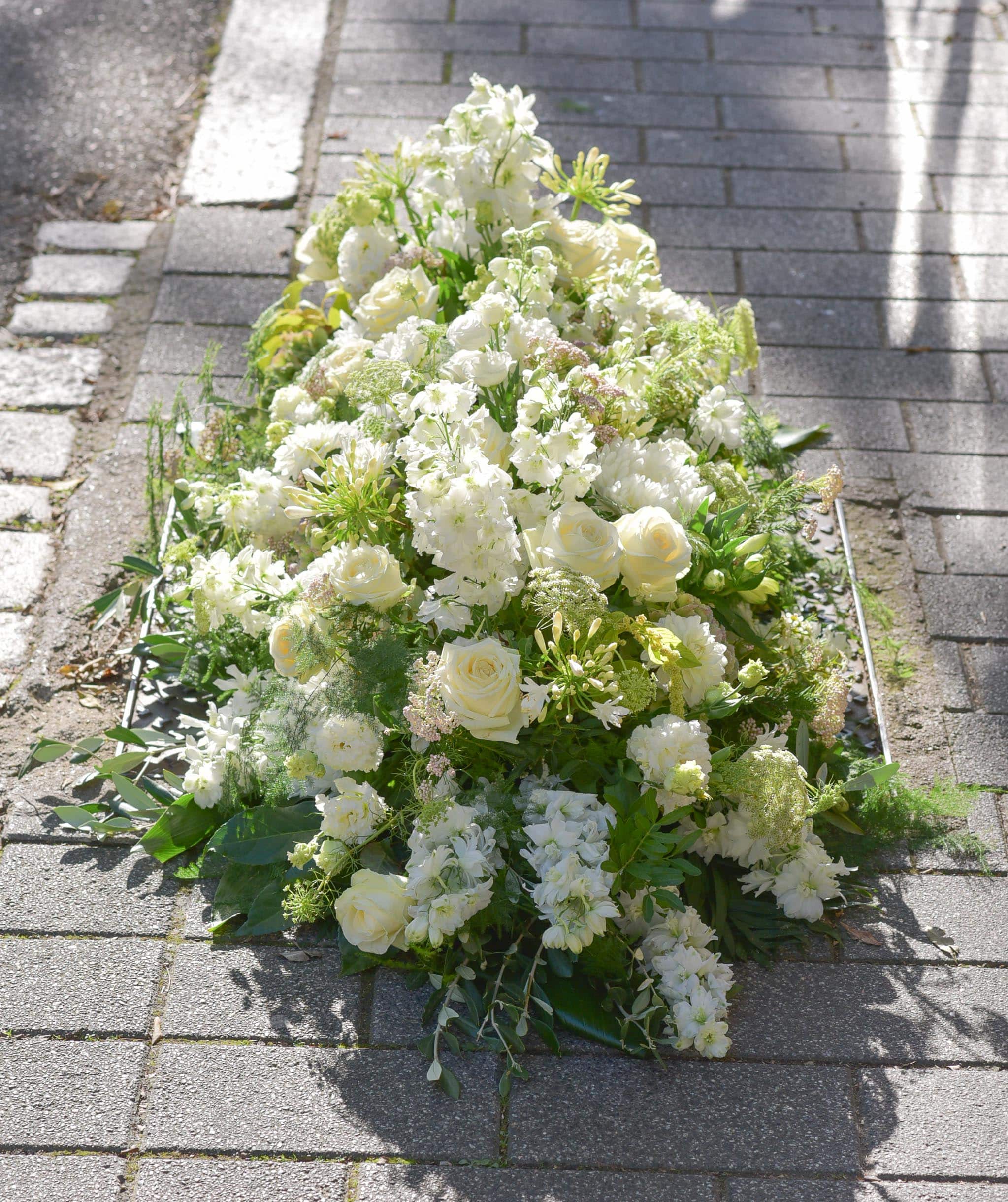 Dessus de cerceuil de fleurs blanche-4