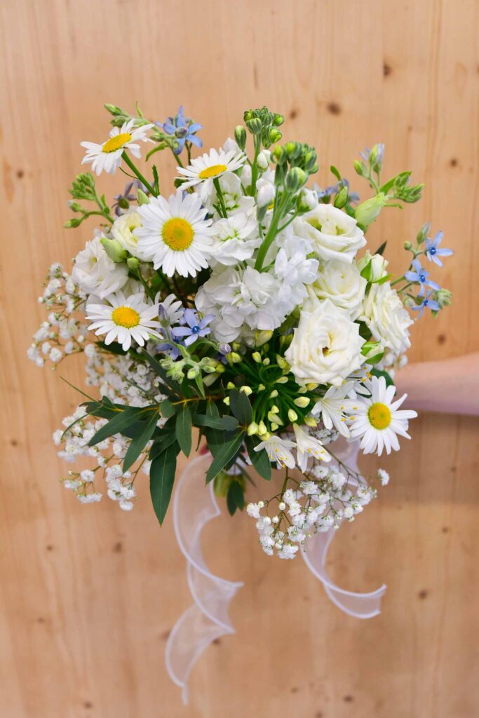 Bouquet de maré winteg de blanc et une petite touche de bleu