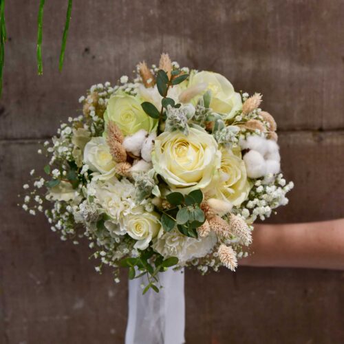bouquet de maré de fleurs blanche et de coton_