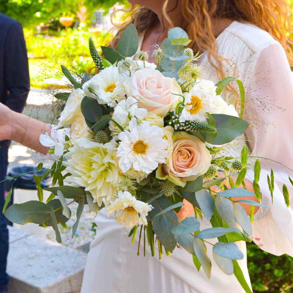 Bouquet de marié avec les fleurs de mon jardin couleur blanc_