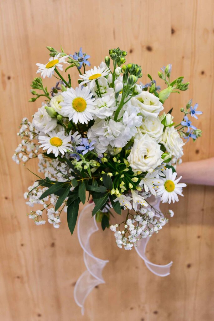 Bouquet de marié de fleurs blanche avec des marquerites