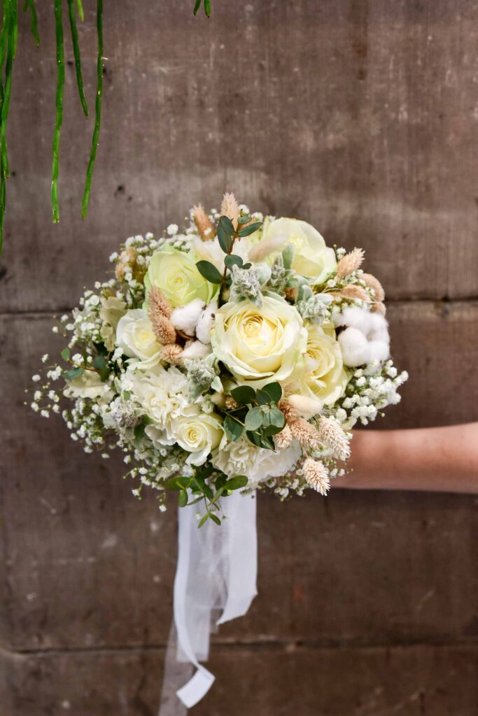 Bouquet de marié de fleurs blanche et graminées_