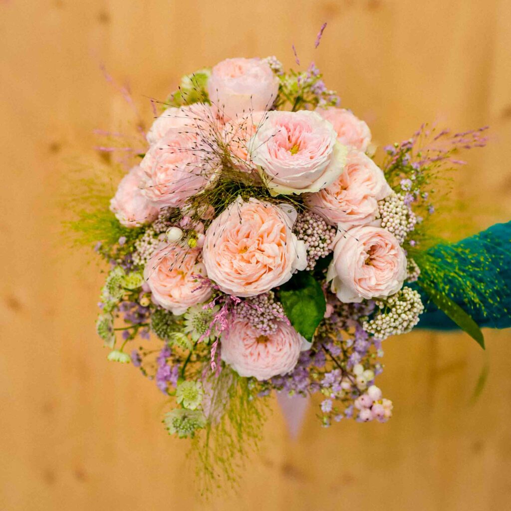 Bouquet de marié de petites roses rose poudrées_-2