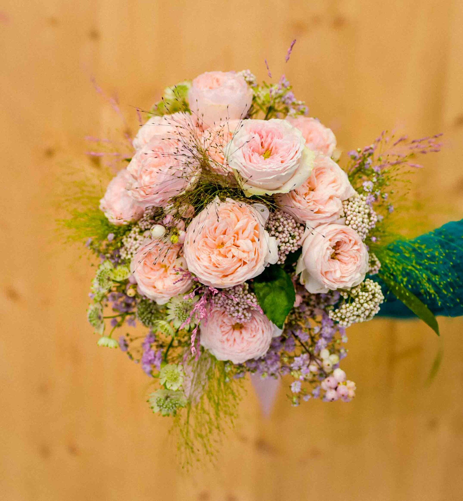 Bouquet de marié de petites roses rose poudrées_-2