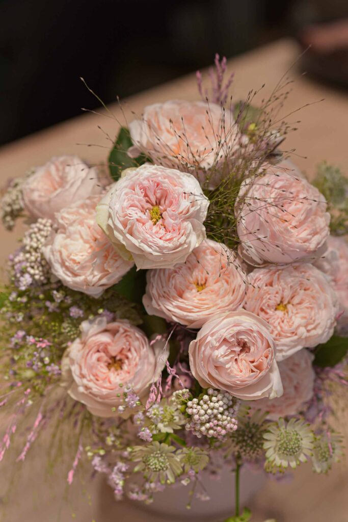 Bouquet de marié de petites roses rose poudrées_