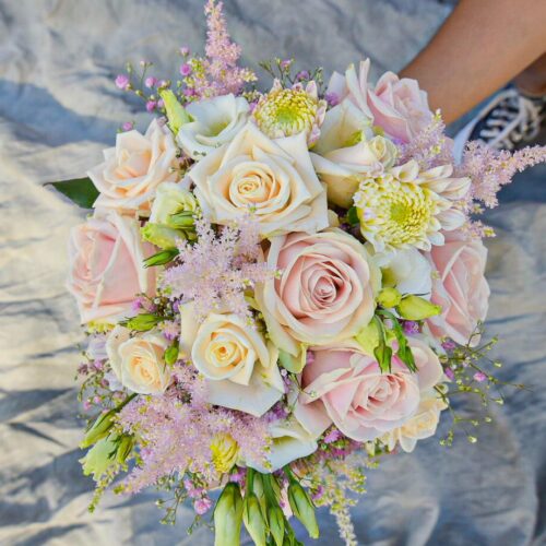 bouquet de marié de rose et Dalhia _