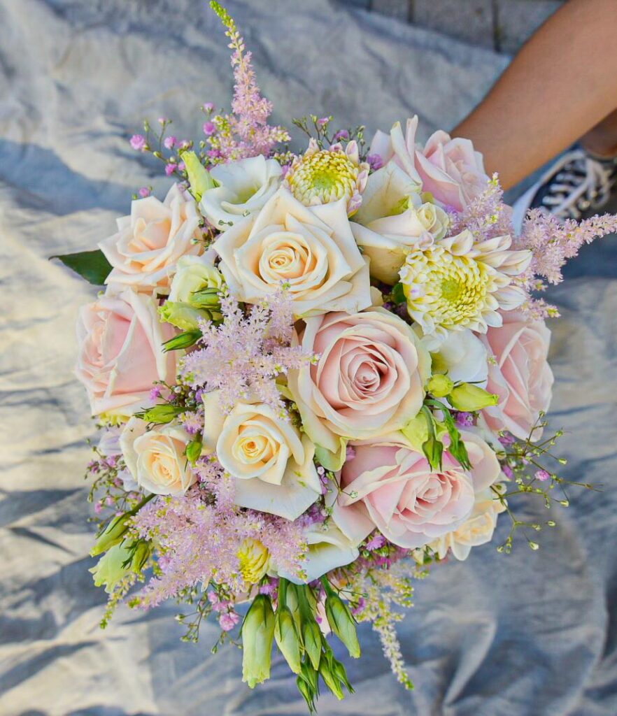 bouquet de marié de rose et Dalhia _