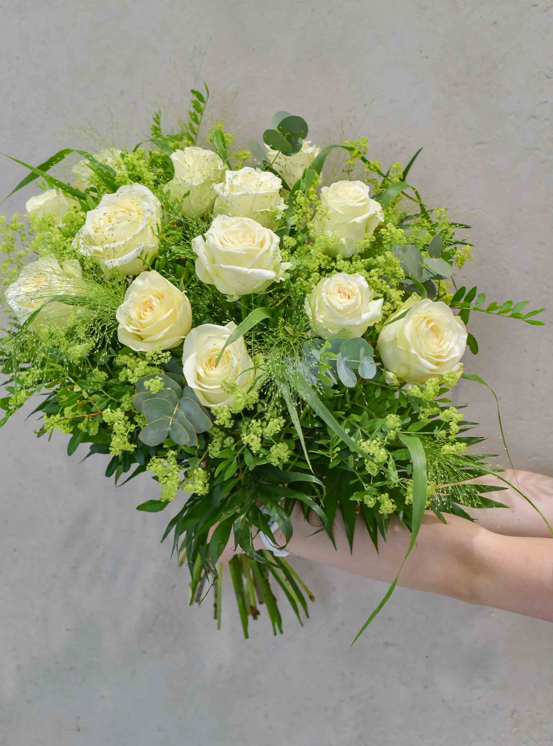 Le bouquet de superbe roses blanches