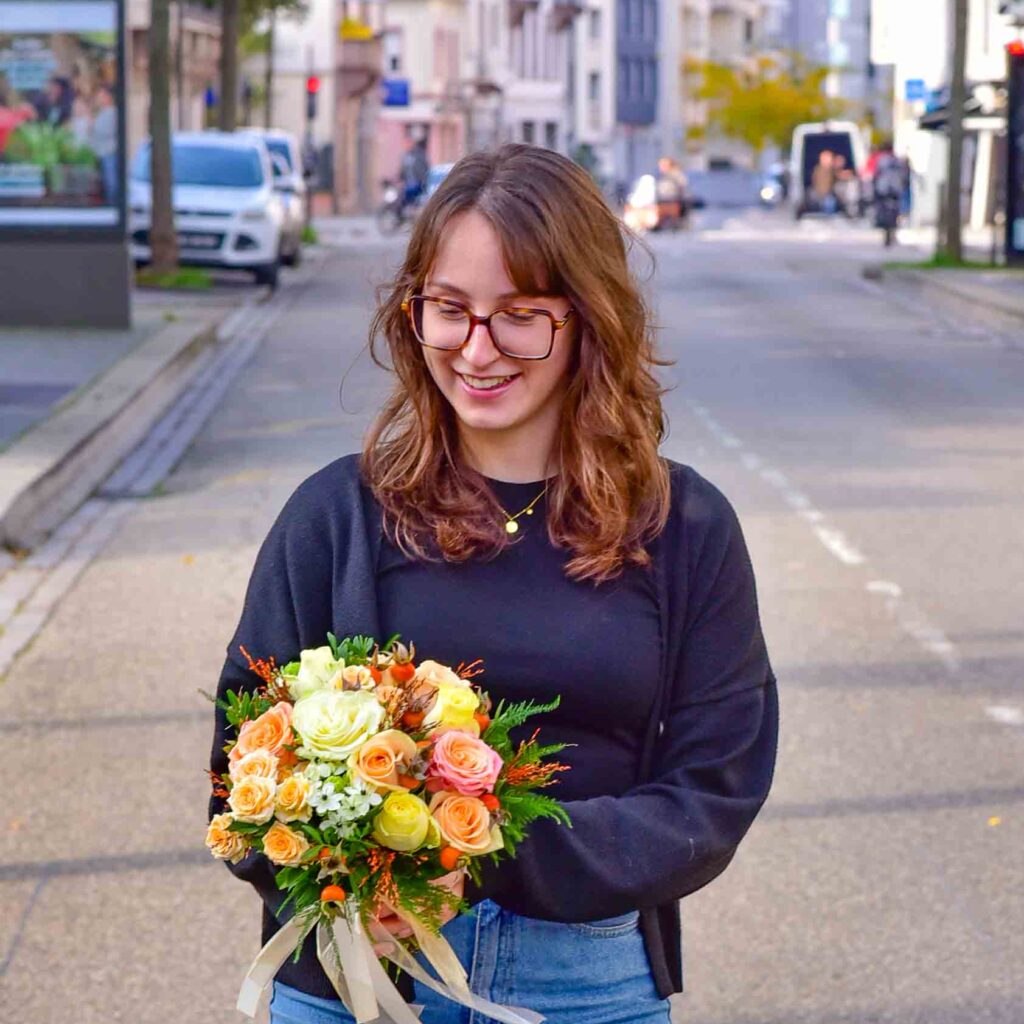 Femme avec un bouquet de fleurs.