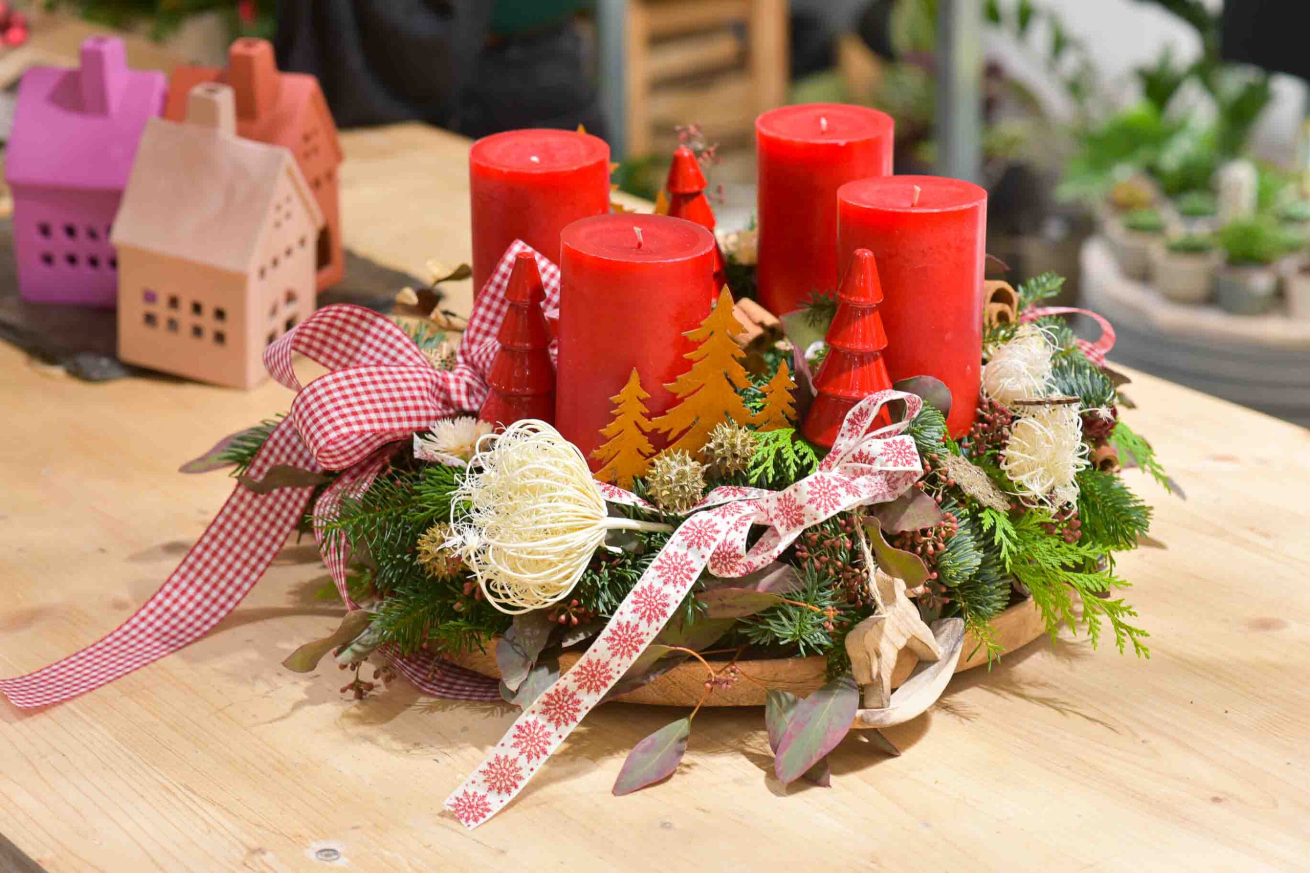 Couronne de l’Avent traditionnelle de couleur rouge