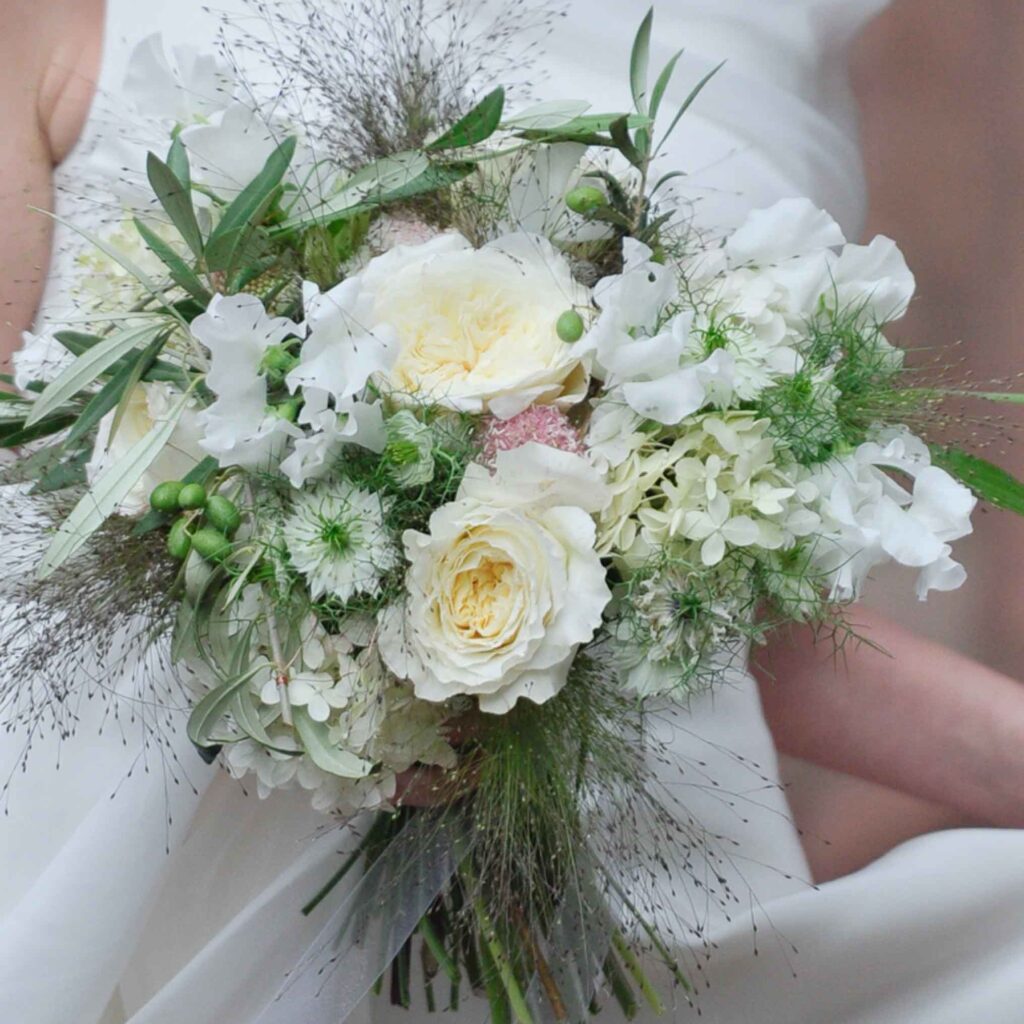 Un bouquet de fleurs blanches élégantes.