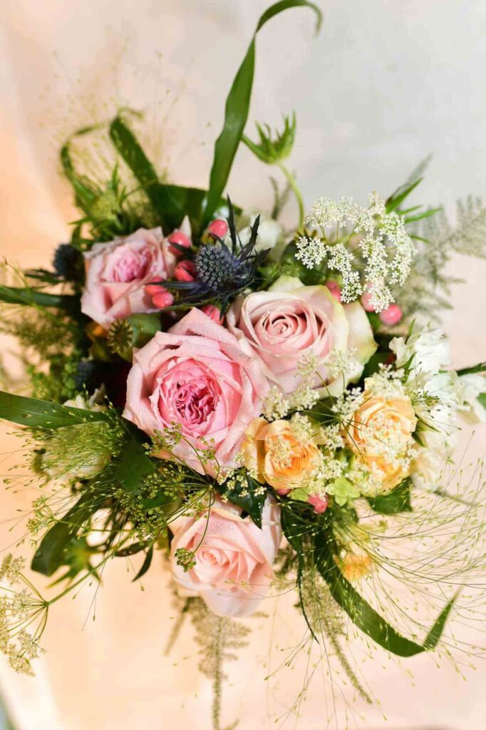 Un bouquet de fleurs colorées.