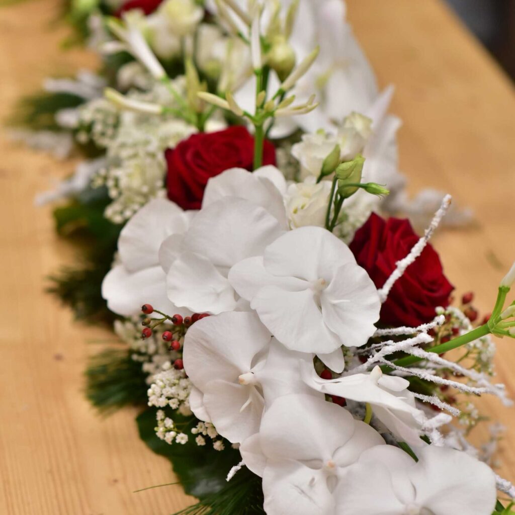 Centre de table blanc avec des Orchidées