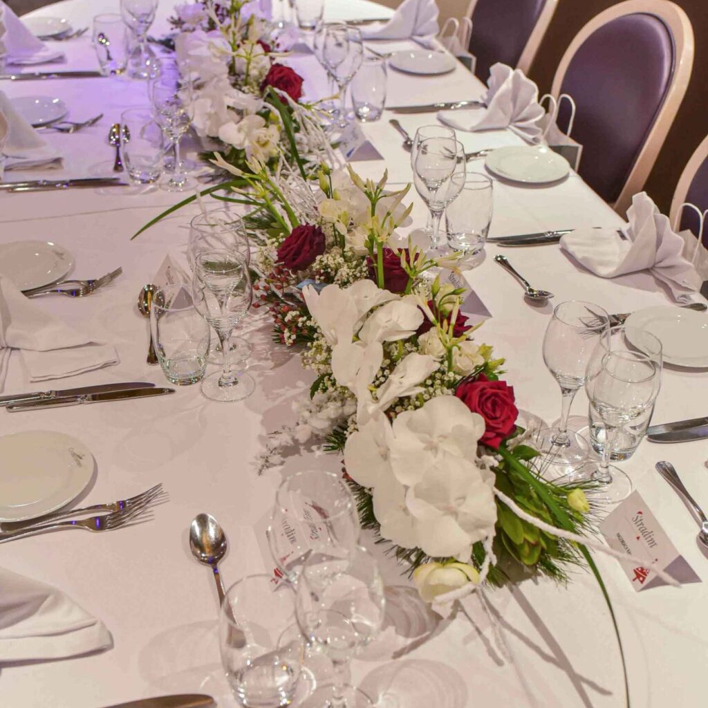 centre de table avec des orchidées blanche