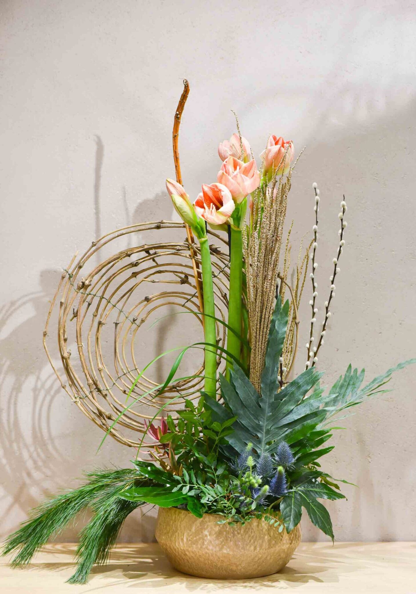Arrangement floral avec des amaryllis.