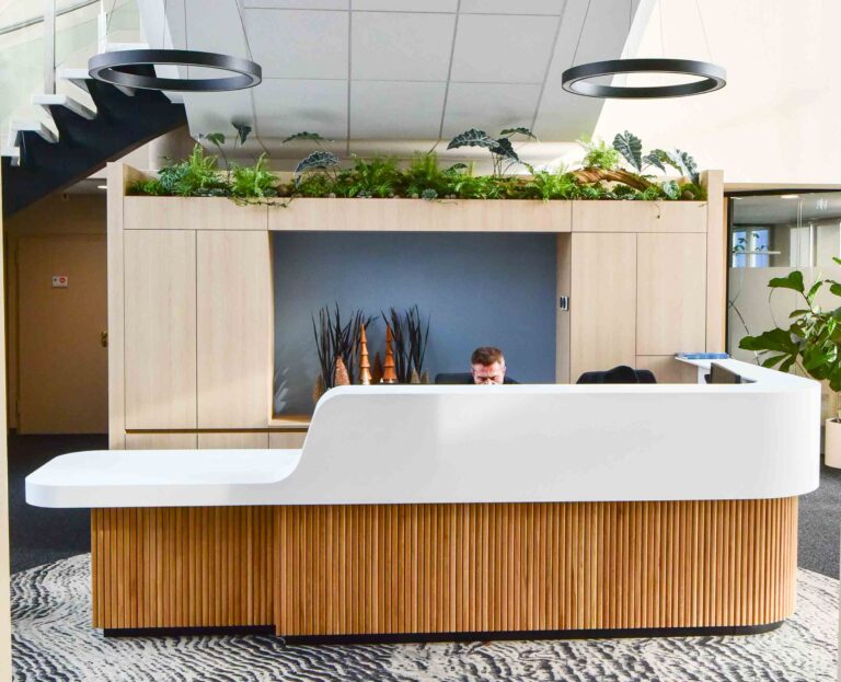 Décor avec des plantes synthétique