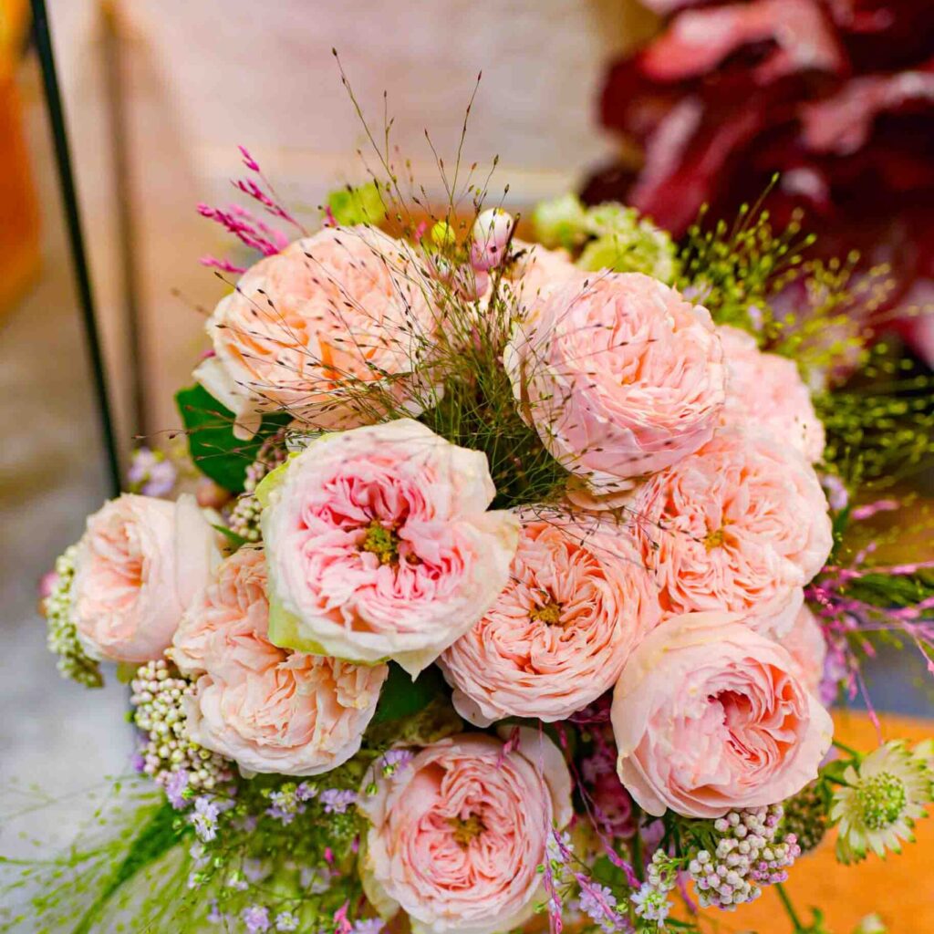 Bouquet de roses roses et fleurs
