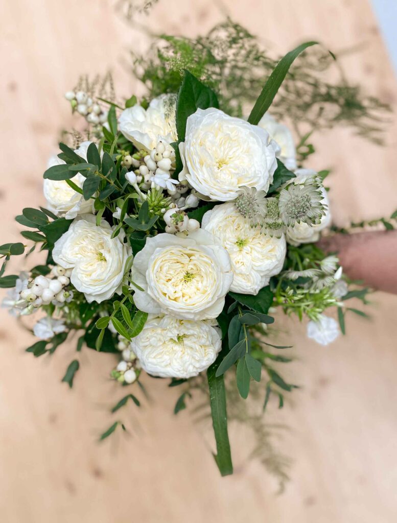 Bouquet de mariée de rose ancienne blanche