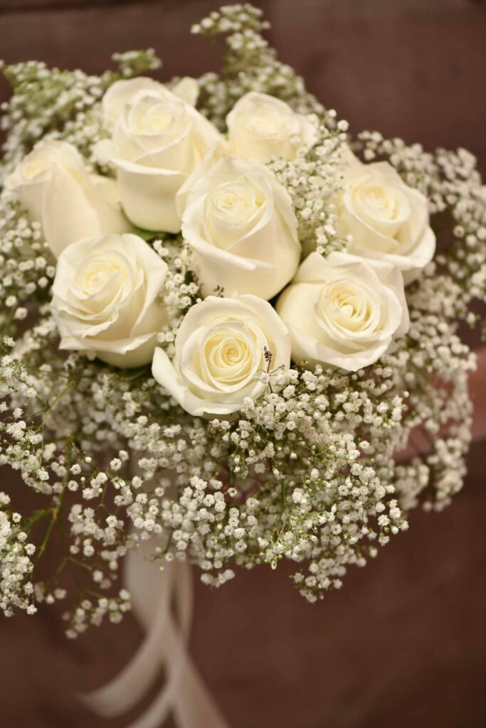 Bouquet de mariée de rose blanche et gypso