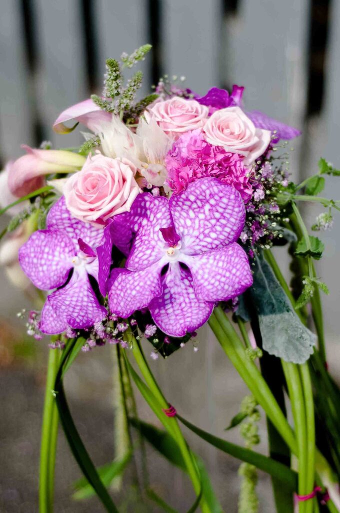 Bouquet retombant stylisé avec des Arums