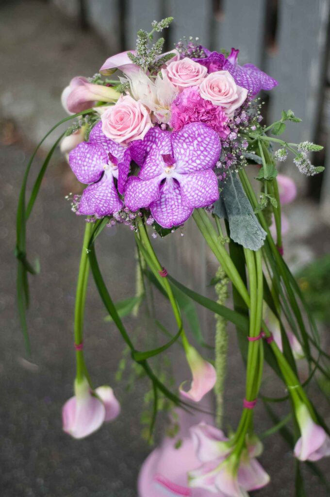Bouquet retombant stylisé avec des Arums -2