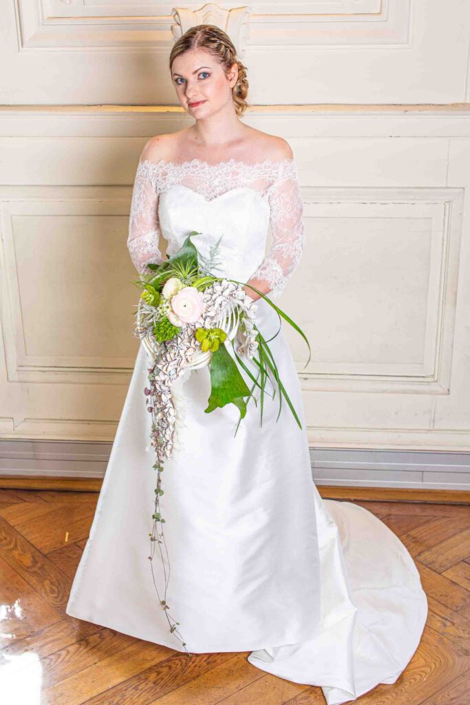 Bouquet stylisé de fleurs blanche