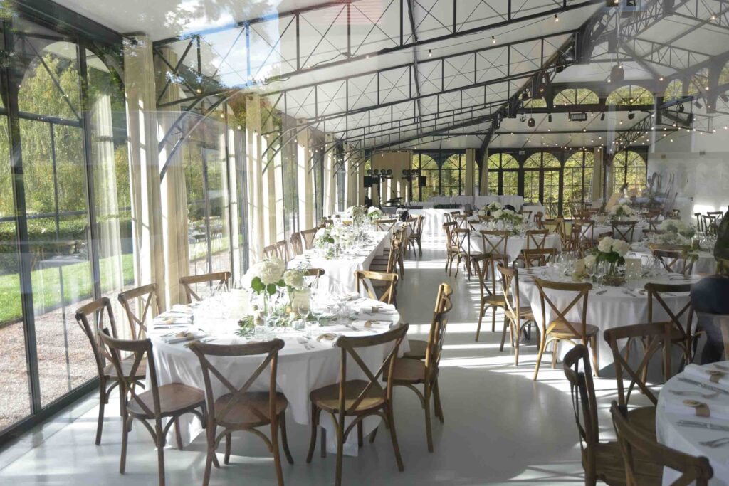 Centre de table de verrie et de fleurs d'Hortensia blanc -2