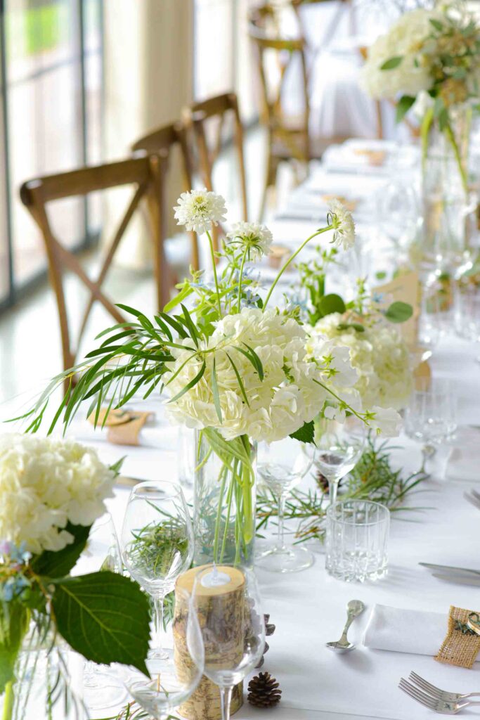 Centre de table de verrie et de fleurs d'Hortensia blanc -3