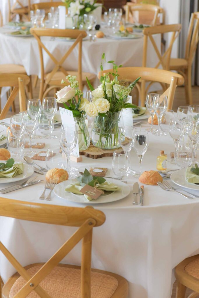 Centre de table de verrie et fleurs de jardin