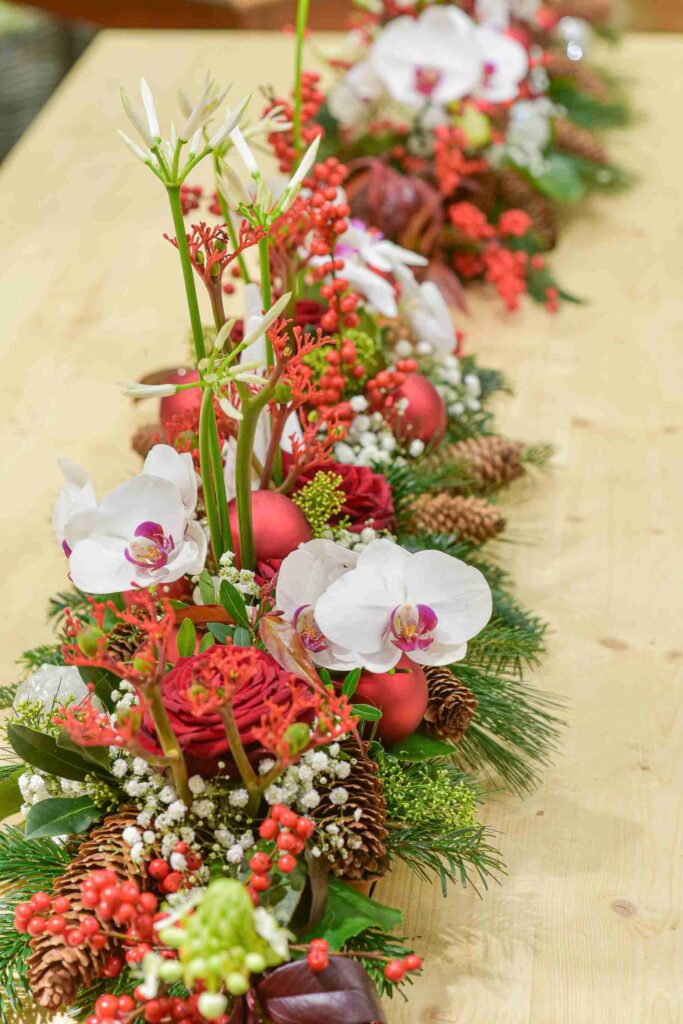 Centre de table pour la péride de Noël rouge et blanc avec du sapin