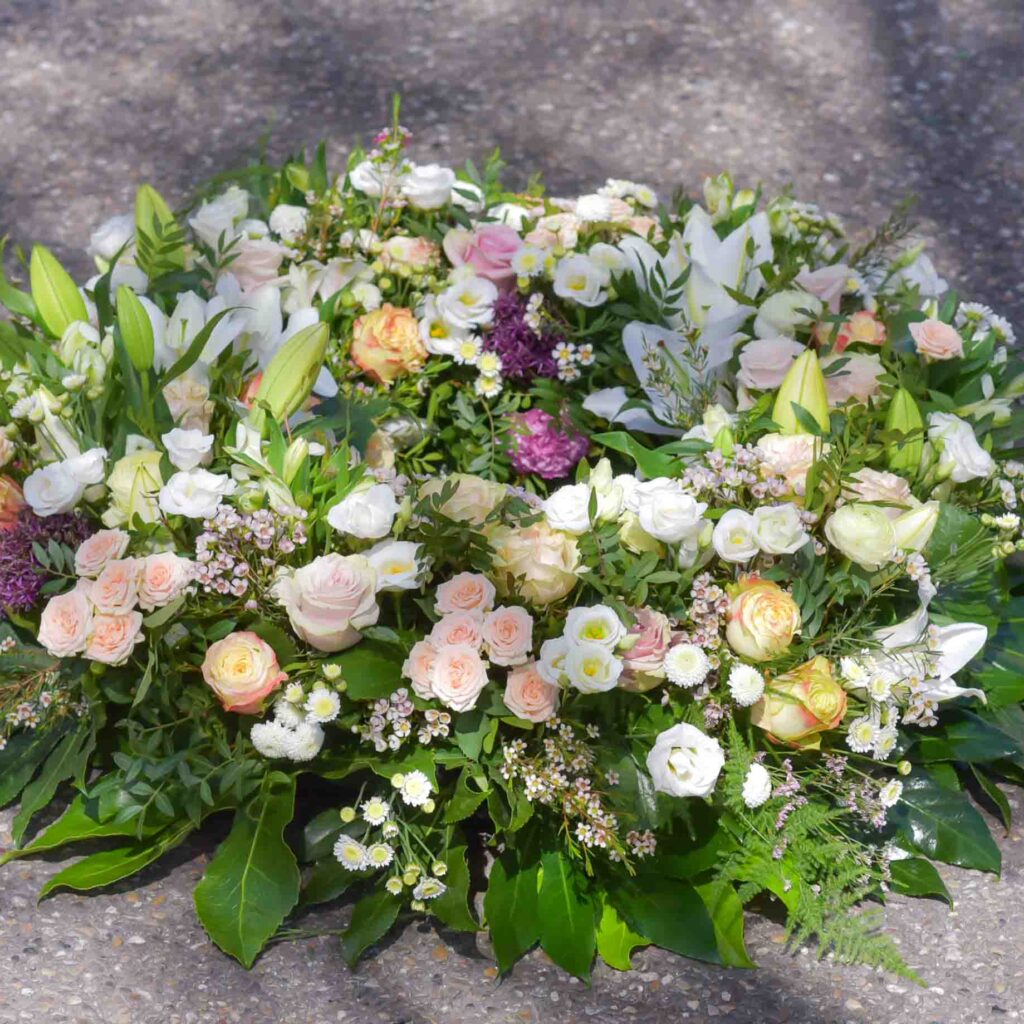 Couronne de fleurs pastel à blanc