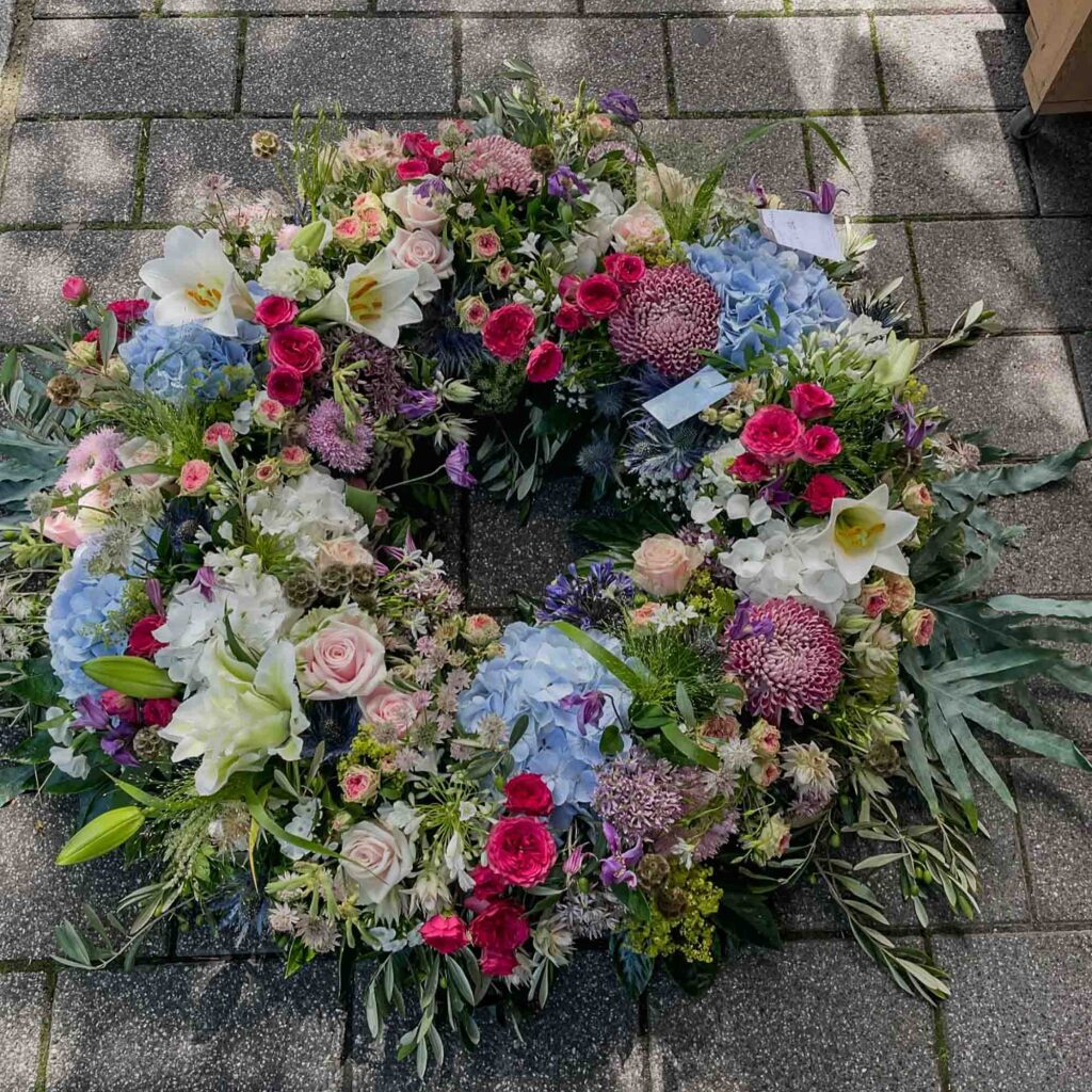 Gros plan de la couronne de ton pastel colorée