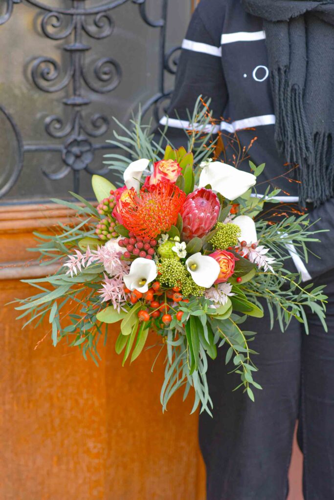 Un bouquet de fleurs colorées et blanches.