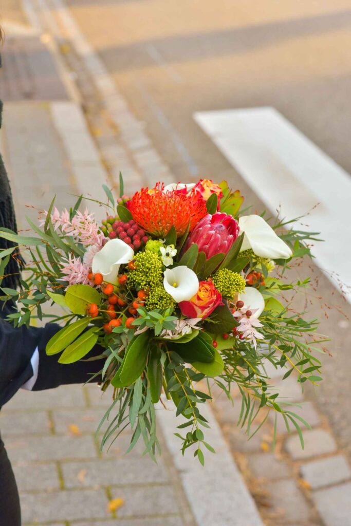 Un bouquet de fleurs colorées et blanches.