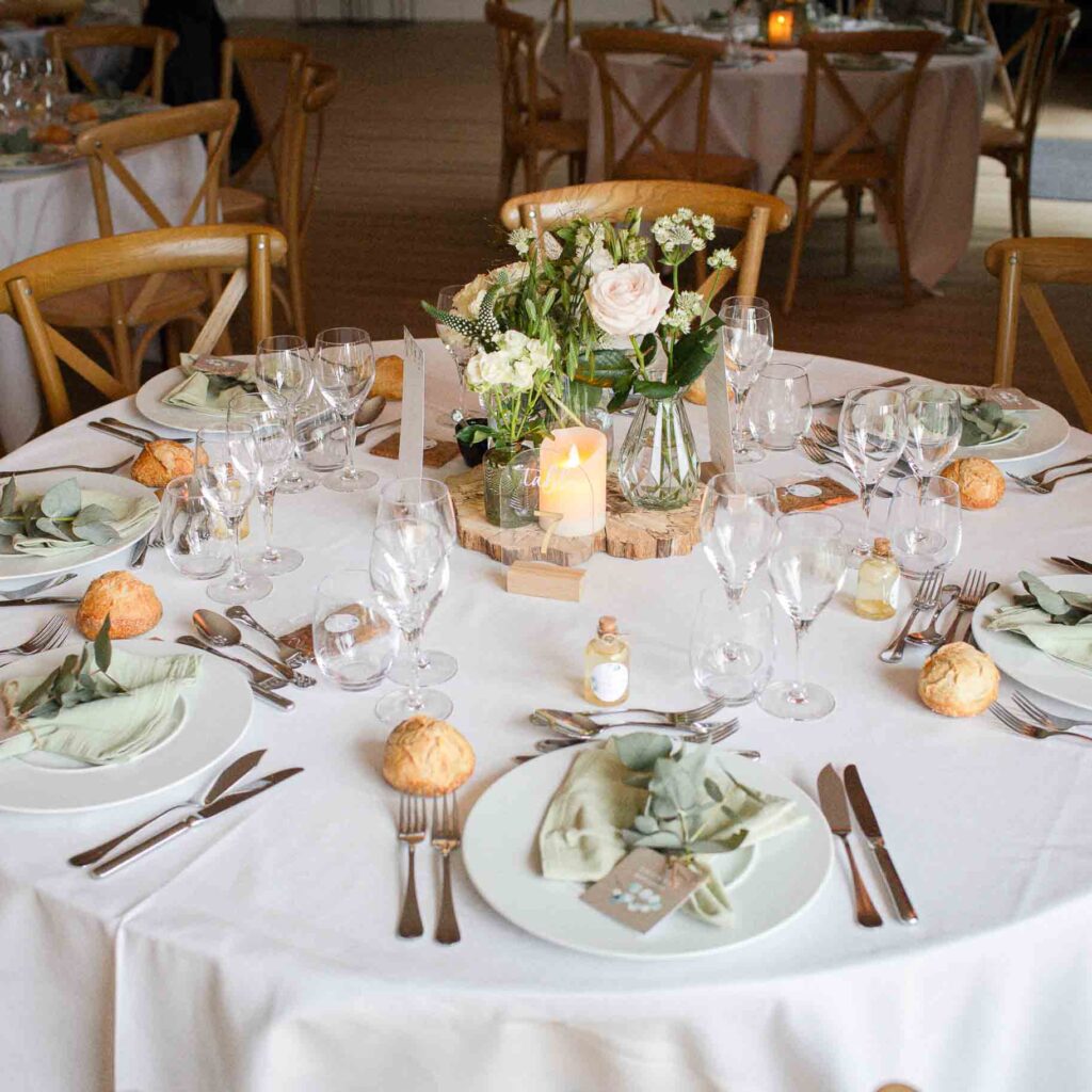 centre de table de verrerie et fleurs de jardin