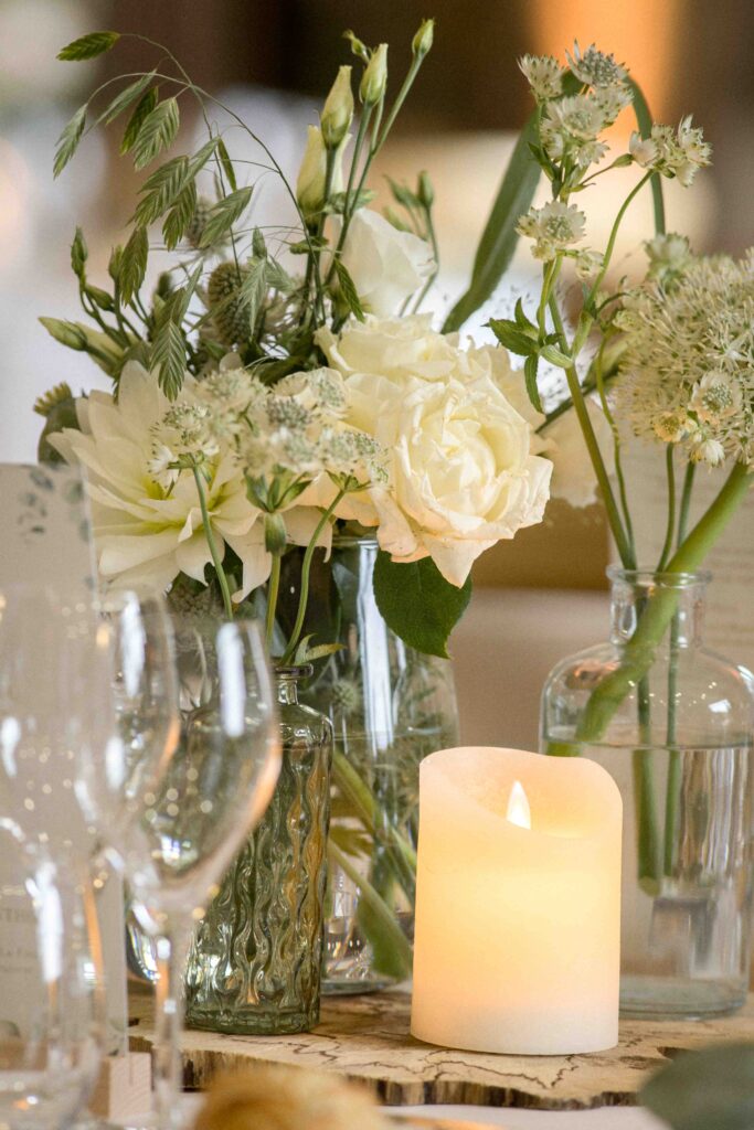 centre de table de verrerie et fleurs de jardin -2